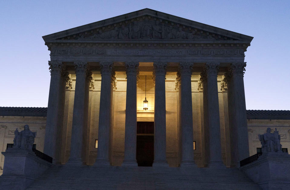 ARCHIVO - Vista de la Corte Suprema de Estados Unidos al amanecer en el Capitolio en Washington, el 21 de marzo de 2022. (AP Foto/Jose Luis Magana, Archivo)