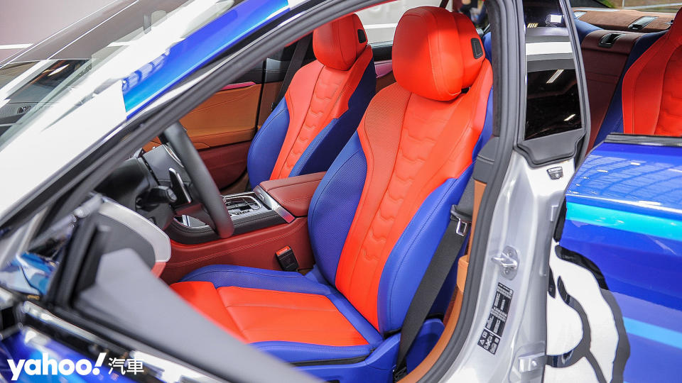 採用紅、藍的特殊座椅配色，呼應超級英雄的代表色。