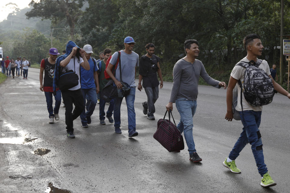 Numerosos migrantes que pretenden llegar a Estados Unidos se desplazan por un camino después de su partida de Cofradía, Honduras, el martes 15 de enero de 2019. (AP Foto/Delmer Martinez)