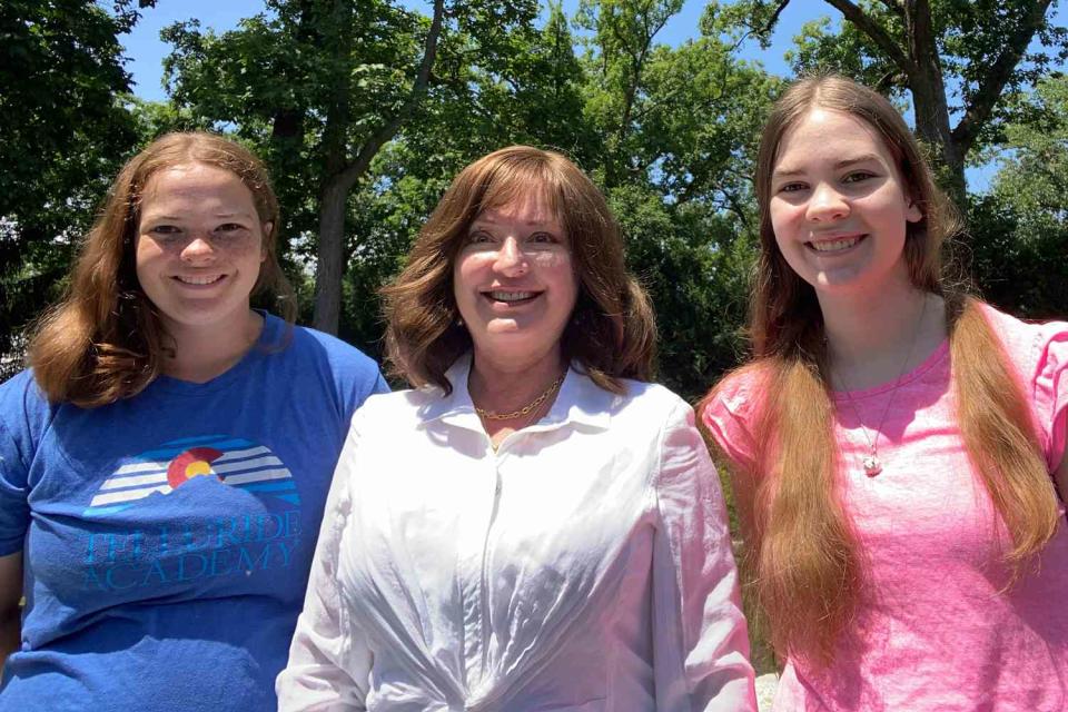 <p>Linda Maclachlan</p>  Linda Maclachlan with her twin daughters, Jenna and Tara