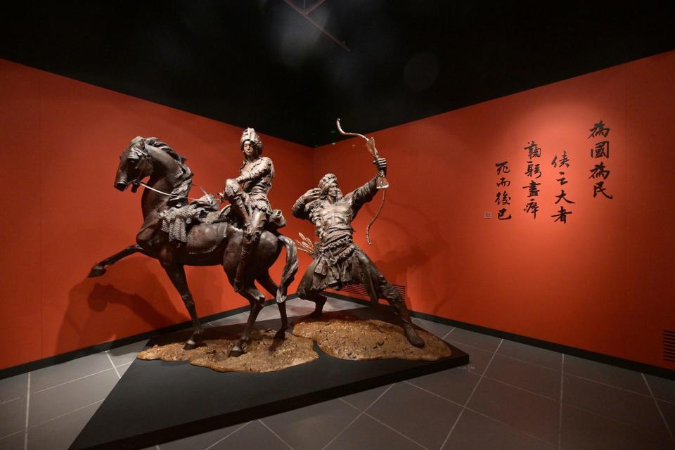 展場內郭靖與黃蓉的雕塑作品展現出「為國為民，俠之大者」的英雄氣息。（香港旅遊發展局提供）