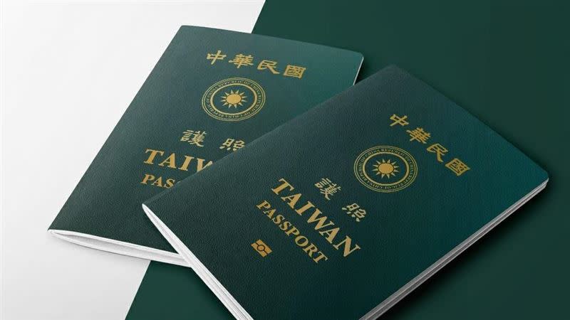 新版護照「TAIWAN」字樣變大，「Republic of China」則縮小環繞於國徽外圈。