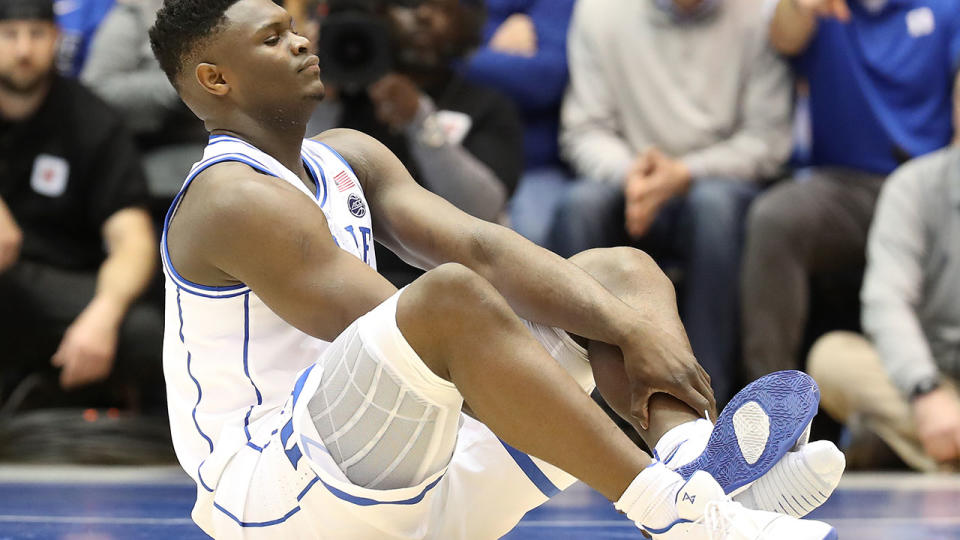 Zion Williamson reacts after falling as his shoe breaks. (Photo by Streeter Lecka/Getty Images)