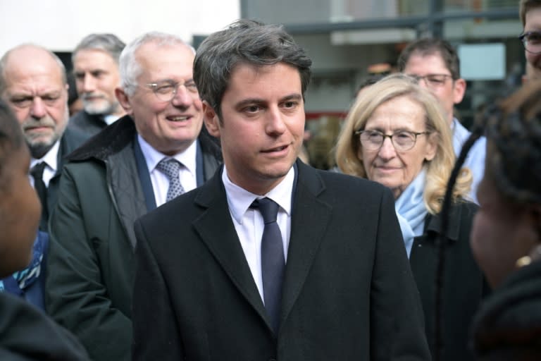 El primer ministro francés Gabriel Attal pronuncia un discurso ante jóvenes en el suburbio parisino de Viry Chatillon, el 18 de abril de 2024 (Bertrand GUAY)