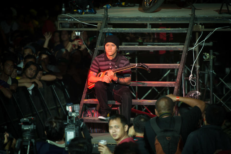 Jerry Basco, Slapshock's guitarist makes a dramatic entrance. Red Horse Muziklaban 2012 (Photo by Niña Sandejas)