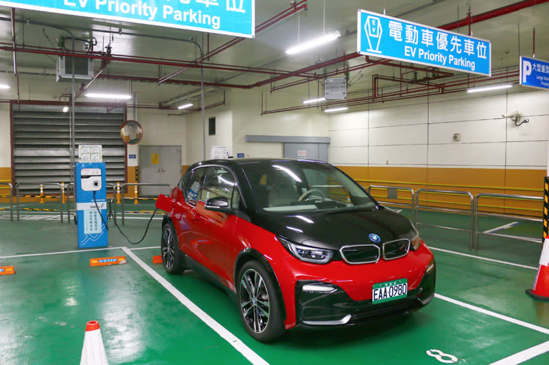其實現在在台灣的各大都會區要為電動車充電並不會太困難，絕大多數公有停車場與部分私人大廈都有電動車專屬充電區，還算是便利。