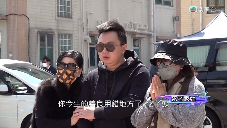 Chris（中）及家人早前現身大埔龍尾村肢解案現場拜祭及進行法事。



