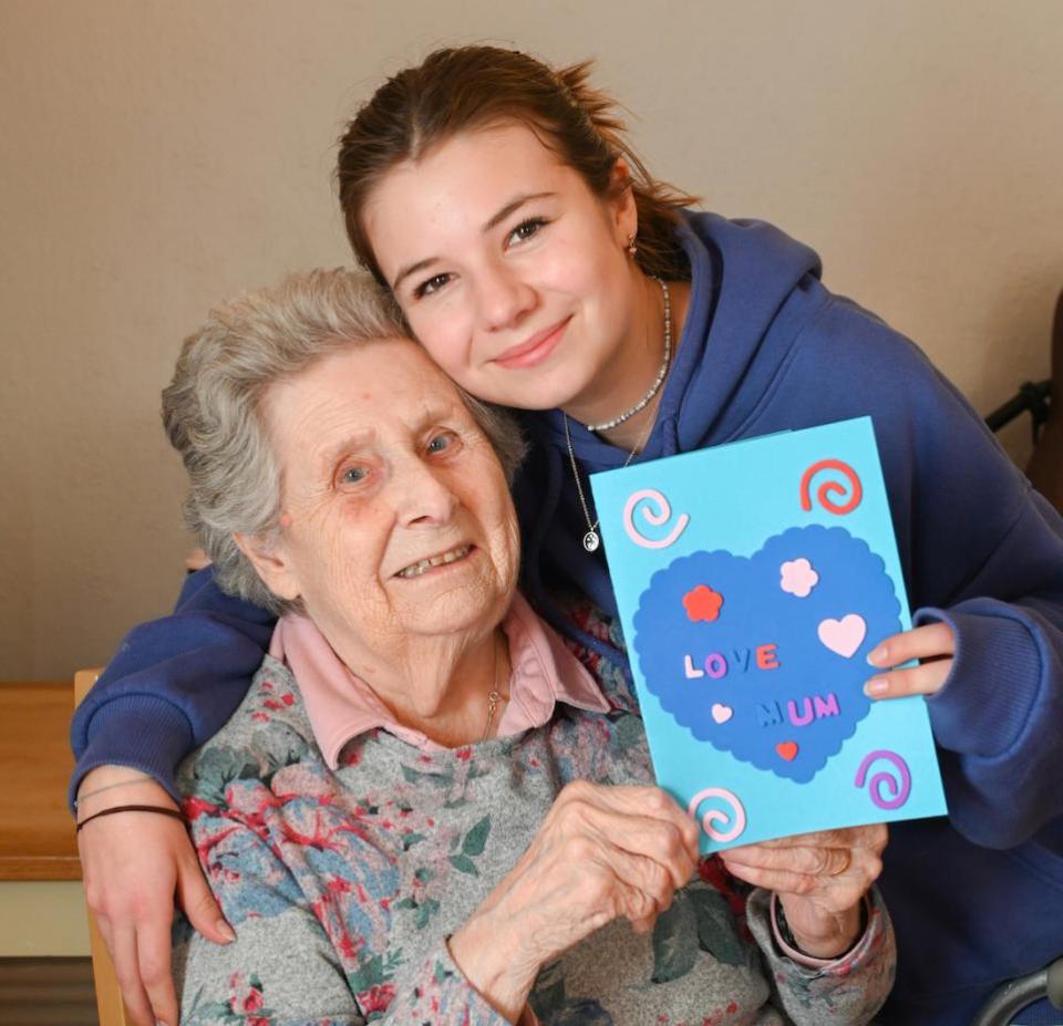 East Anglian Daily Times: Die Bewohnerin des New Glebe House, Sylvia May, verbrachte den Valentinstagnachmittag mit ihrer Enkelin Izzy.  Bildnachweis: Glebe House Care Home