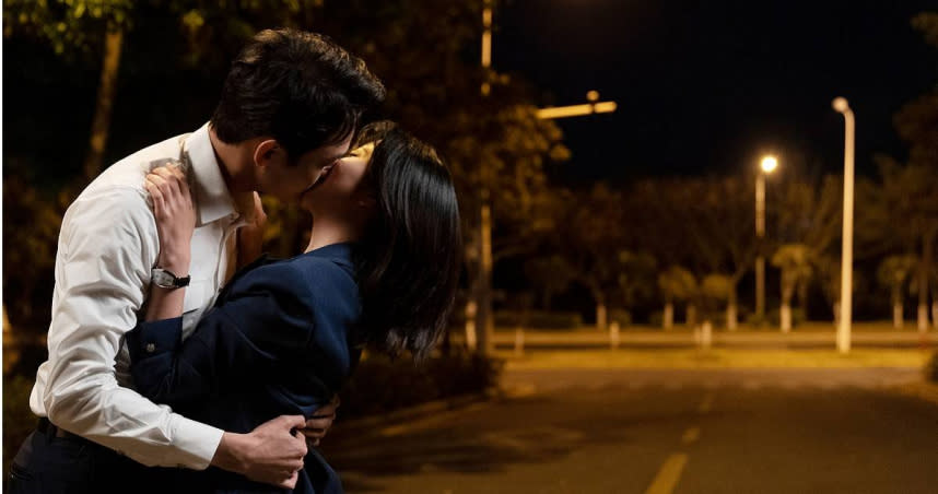 王凱、譚松韵劇中在馬路上激吻50秒，甜蜜畫面共拍了4次。（圖／中天娛樂台提供）