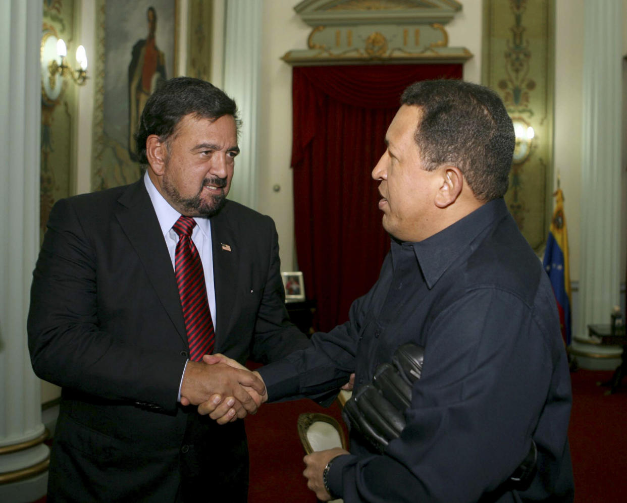 Venezuelan President Hugo Chavez (R) welcomes New Mexico Governor Bill Richardson at Miraflores Palace in Caracas April 26, 2008. Seasoned U.S. negotiator Richardson will discuss the situation of three U.S. hostages held by rebels in Colombia by the Revolutionary Armed Forces of Colombia (FARC) since 2003. (Miraflores Palace/Handout via Reuters)