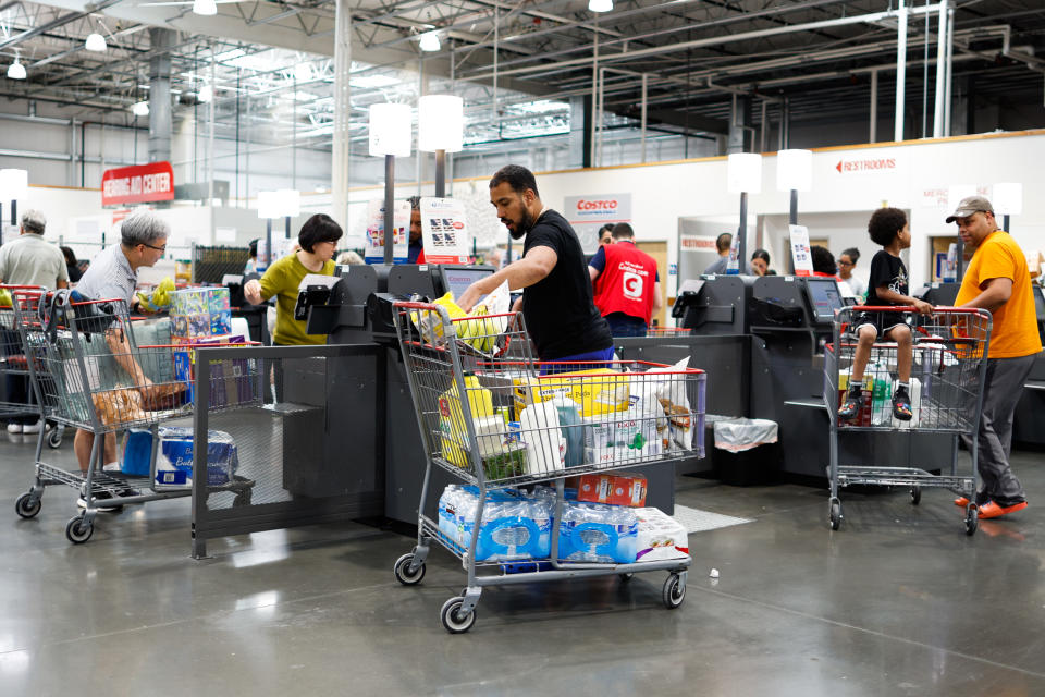 TETTERBORO, NJ - 28 DE JUNHO: Os clientes verificam suas compras dentro de uma loja Costco em 28 de junho de 2023 em Teterboro, Nova Jersey.  Costco está reprimindo o compartilhamento de cartões de membro em suas lojas.  (Foto de Kina Bettencourt/VuePress)