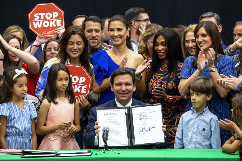 El gobernador de Florida, Ron DeSantis, tras firmar el proyecto de ley HB7, "Libertad individual", también conocido como ley "stop woke", en la secundaria y preparatoria Mater Academy Charter, en Hialeah Gardens, Florida, el 22 de abril de 2022. (Daniel A. Varela/Miami Herald vía AP, Archivo)