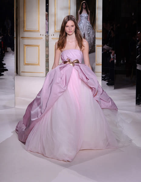 Vorhang auf für einen Schwung Ballerina-Roben. Bei dem italienischen Designer Giambattista Valli regierten diesmal Rosétöne die Mädchenträume.