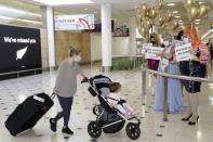 <p>Des drag queens accueillent les voyageurs néo-zélandais à l'aéroport international de Sydney.</p>