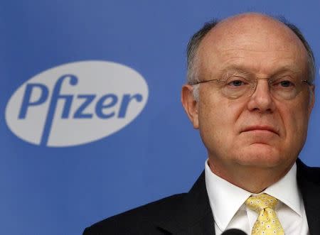 Ian Read, chief executive officer of Pfizer, addresses a news conference in New York November 5, 2013. REUTERS/Adam Hunger