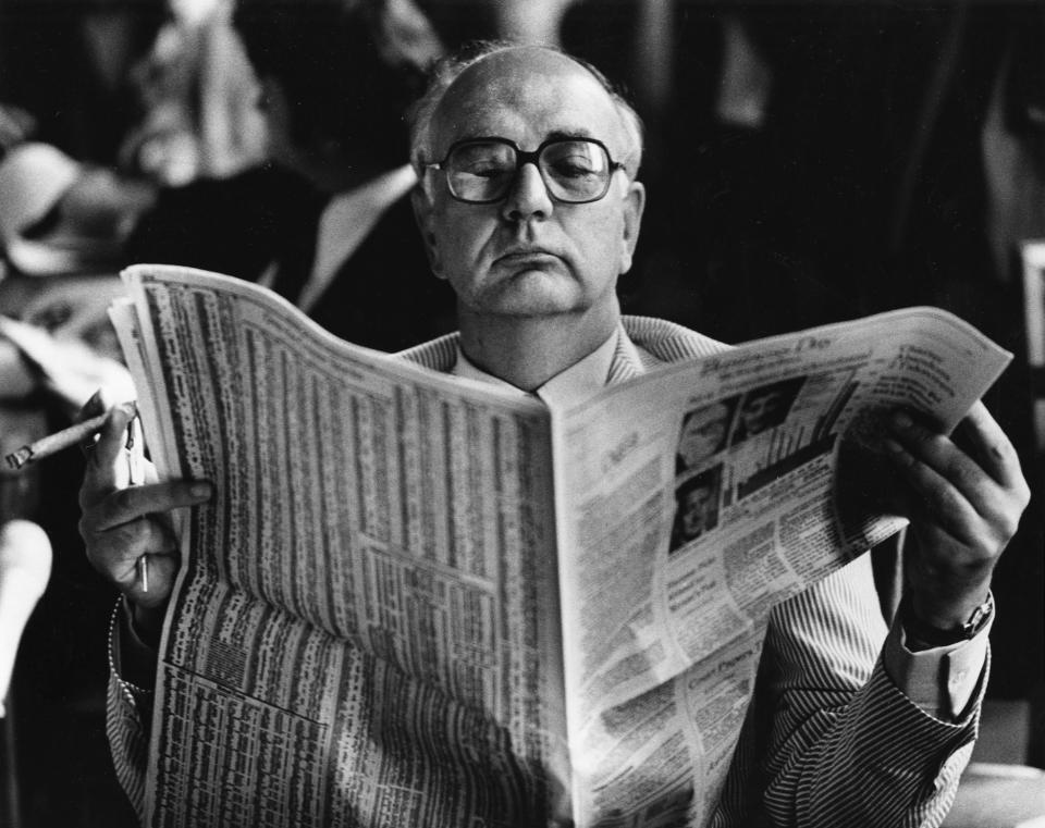 WASHINGTON, DC – 5. AUGUST: Federal Reserve Chairman Paul Volcker liest die Finanzseite, während er auf eine Anhörung in Washington, DC am 5. August 1980 wartet. (Foto von James KW Atherton/The Washington Post via Getty Images)