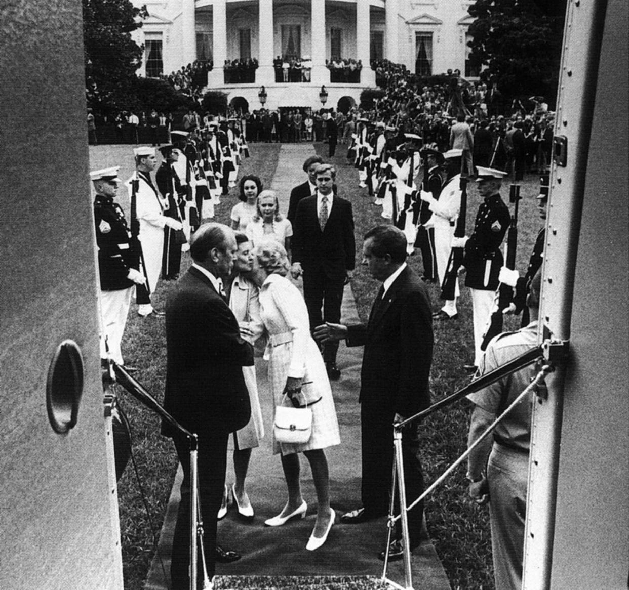 <span class="caption">Richard Nixon abandona la Casa Blanca tras su dimisión el 9 de agosto de 1974. </span> <span class="attribution"><a class="link " href="https://commons.wikimedia.org/wiki/File:Nixon_leaving_whitehouse.jpg" rel="nofollow noopener" target="_blank" data-ylk="slk:Wikimedia Commons / Oliver F. Atkins;elm:context_link;itc:0;sec:content-canvas">Wikimedia Commons / Oliver F. Atkins</a></span>