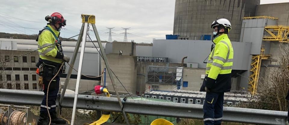 Lors de l'entraînement du 20 janvier, à la centrale de Paluel, les agents de la Farn déploient un tuyau pour alimenter en eau le réacteur 4, et ainsi assurer son refroidissement.
