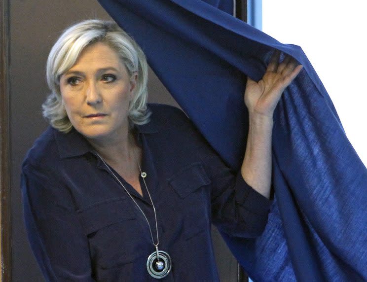 Wer ein Dinner mit Marine Le Pen „ersteigern“ möchte, hat nun die Gelegenheit dazu. (Bild: AP Photo/Michel Spingler)