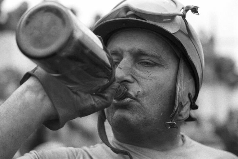 Juan Manuel Fangio quedó en el quinto lugar de la lista de los mejores pilotos de la historia que armó Verstappen. (Photo by Bernard Cahier/Getty Images)
