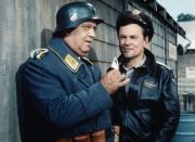 <p>Der gewaltsame Tod des "Ein Käfig voller Helden"-Stars Bob Crane (rechts) sorgte im Sommer 1978 für Aufsehen: Den ersten Polizei-Ermittlungen zufolge habe sein damaliger Begleiter John Henry Carpenter dem ruhmsüchtigen Egomanen nach einem Streit mit einem Kamerastativ den Schädel eingeschlagen. Besagte Tatwaffe wurde allerdings ... (Bild: Paramount Pictures)</p> 