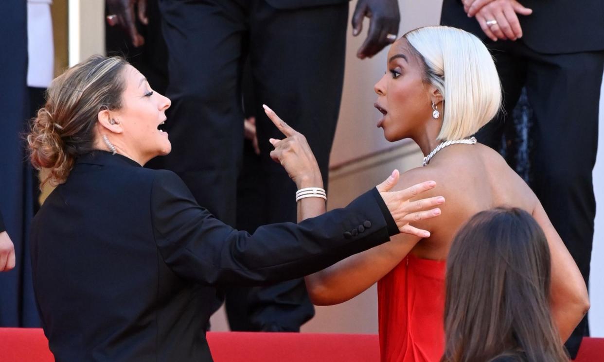 <span>Kelly Rowland speaking to one of the ushers at the premiere for Marcello Mio.</span><span>Photograph: David Fisher/Rex/Shutterstock</span>