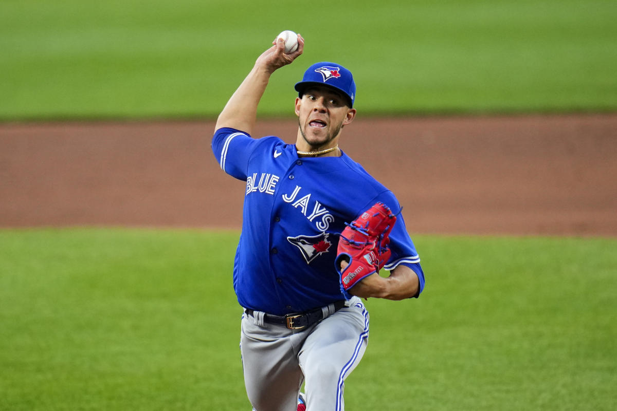 José Berríos carries no-hitter into 7th in Blue Jays' win