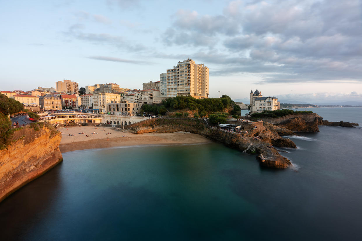 L’Ostreopsis est notamment surveillée sur la plage du port vieux à Biarritz, France (crédit : getty image)