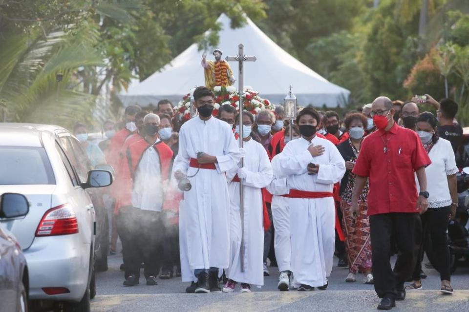 A procession from the Portuguese Settlement chapel after the Catholic mass officially starts the Festa San Pedro in Melaka, June 29, 2022. — Picture by Choo Choy May