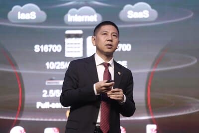 Leon Wang, presidente de la línea de productos de comunicación de datos de Huawei, pronunciando un discurso de apertura