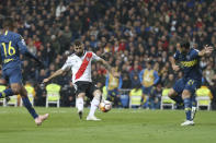 Lucas Prato anota el primer gol de River Plate en medio Wilmar Barrios (izquierda) y Carlos Izquierdoz (derecha) de Boca Juniors en la final de la Copa Libertadores en Madrid, el domingo 9 de diciembre de 2018. (AP Foto/Armando Franca)