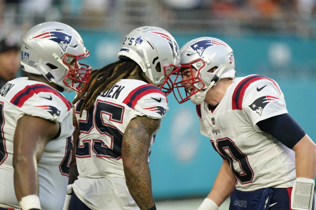 Brandon Bolden with an 18 YARD TOUCHDOWN! 