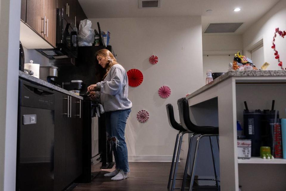 In 650 Lincoln, first year business student Vanessa Alamio cooks eggs on March 22, 2024. Alamio is on the university housing plan and does not cook often despite having a kitchen.