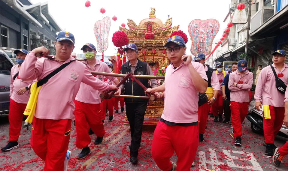 浩天宮媽祖神轎在浩天宮管理委員會副主任委員蔡棟樑扶轎下，起駕展開遶境祈福。（記者陳金龍攝）