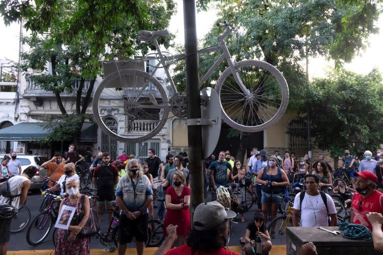 En Estrada y Centenera, la bicicleta blanca que recuerda a Mariano Luna