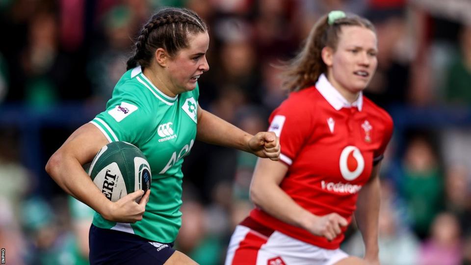 Katie Corrigan runs in Ireland's fourth try early in the second half