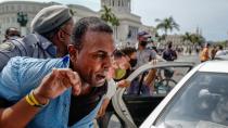 Policía arrestando a un manifestante que protestaba contra el gobierno en Cuba