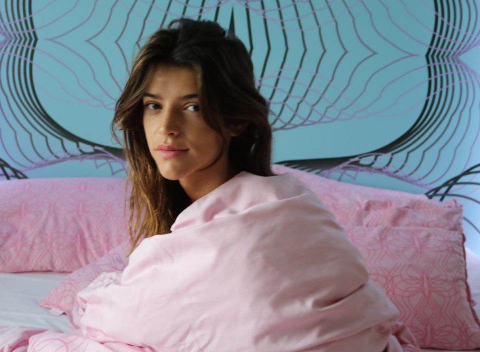 Calu Rivero. La it girl catamarqueña de 29 años es una fanática de las ‘belfies’ sin una gota de make-up. “Miro, miro, profundamente dormida, a este nuevo día que acaba de empezar”, fue la descripción poética de la fashionista para esta foto desde Berlín. - Foto: Instagram.com/lacalurivero/