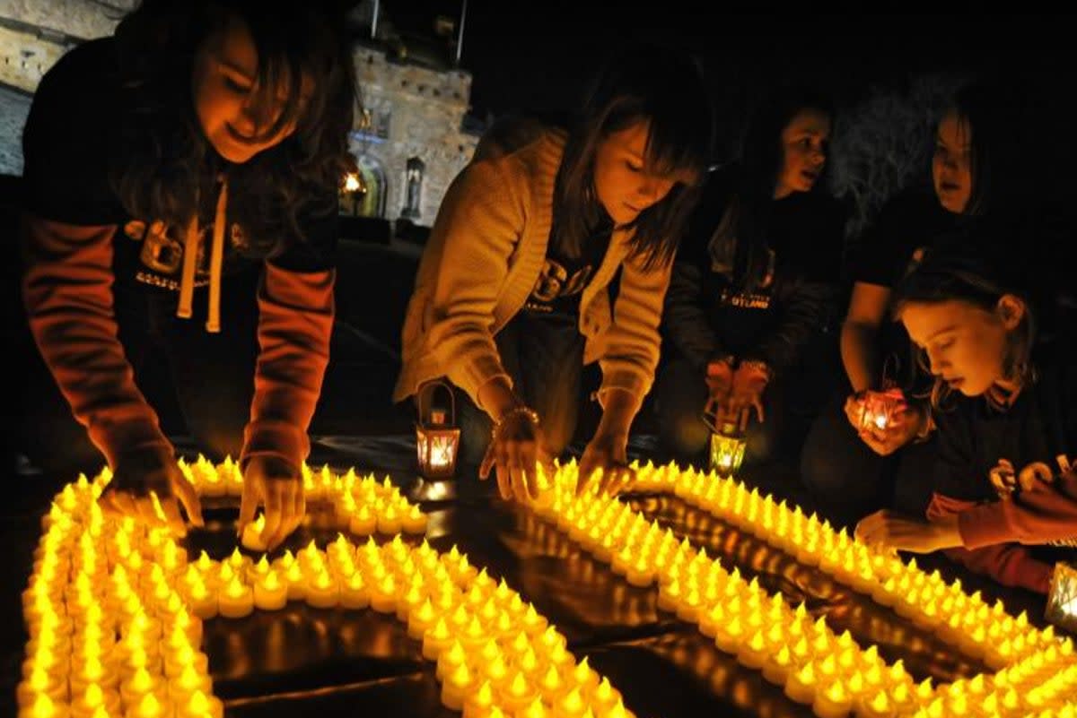 Children celebrate WWF's Earth Hour at Edinburgh Castle (WWF)