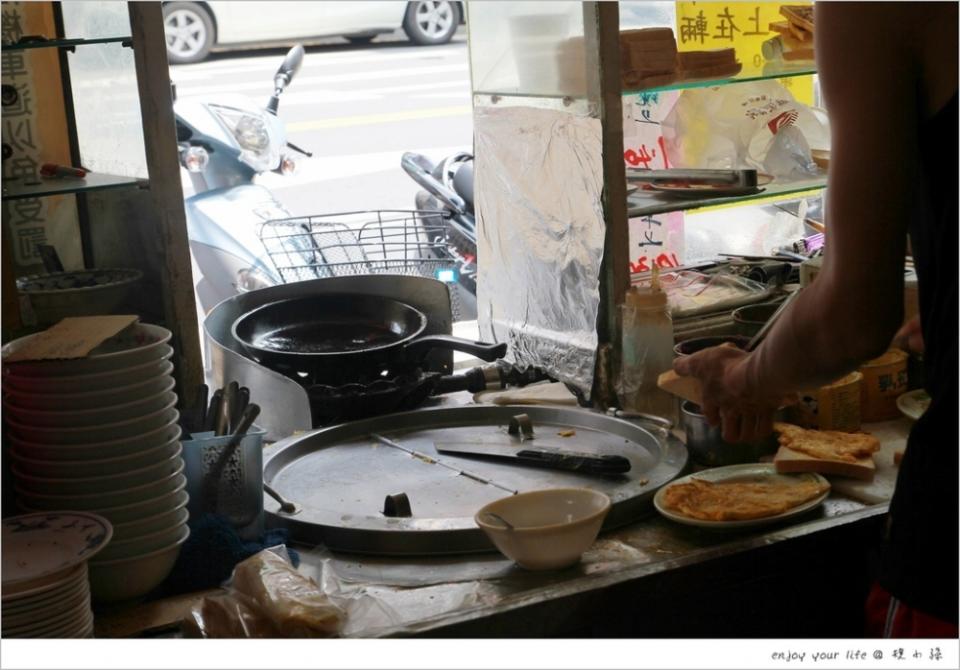 [台南早餐]【豆奶宗 沙茶蛋餅】 就是這樣簡單卻讓人一次就愛上，看見台南在地小吃因為老味道而永垂不朽的力量！