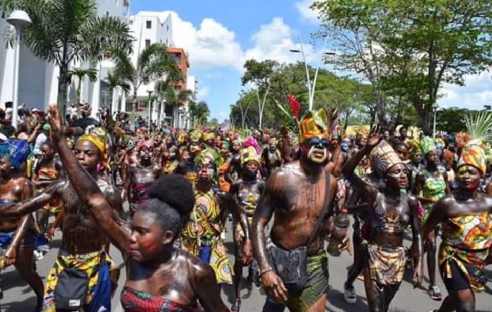 <span class="caption">La tradition carnavalesque guadeloupéenne du « mas’ a kongo » (masque de carnaval représentant un Africain déporté) et les différentes réappropriations auxquelles cette tradition donne lieu pour se souvenir de l’esclavage et affirmer la fierté de l’ascendance africaine.</span>