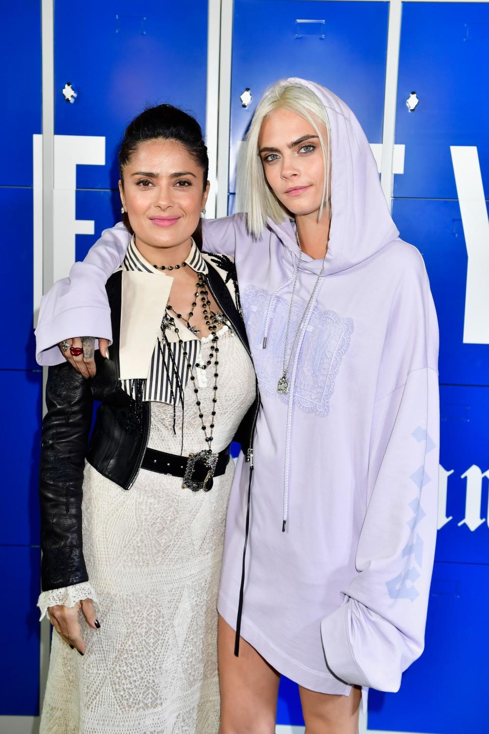 <p>En el evento de moda la mexicana estuvo conversando con su amiga Cara Delevingne/Getty Images </p>