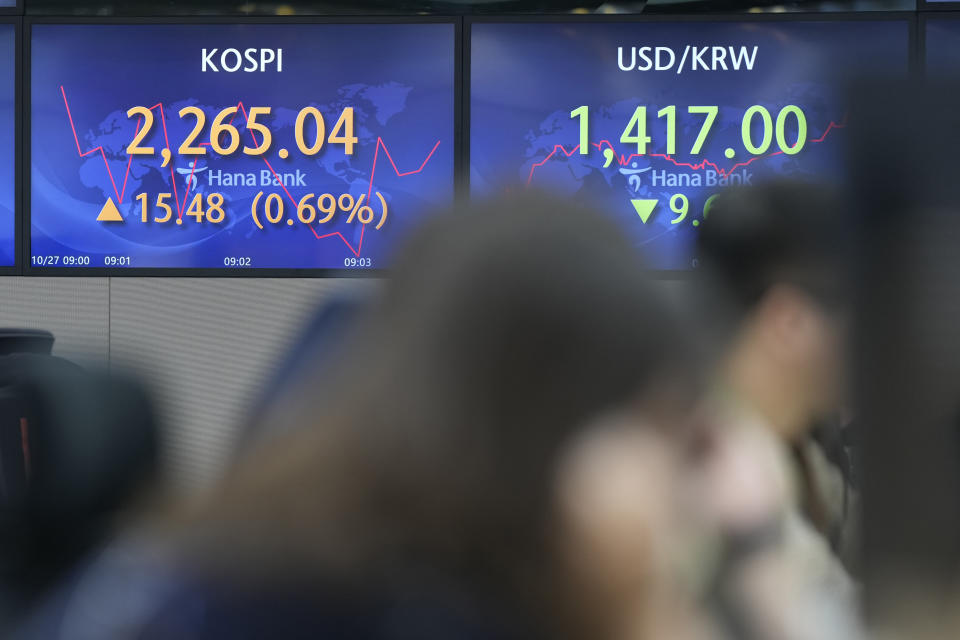 Currency traders work near the screens showing the Korea Composite Stock Price Index (KOSPI), left, and the foreign exchange rate between U.S. dollar and South Korean won at a foreign exchange dealing room in Seoul, South Korea, Thursday, Oct. 27, 2022. Asian stock markets were mixed Thursday ahead of an update on the U.S. economy and a European Central Bank meeting that is expected to raise its key interest rate to a 13-year high. (AP Photo/Lee Jin-man)