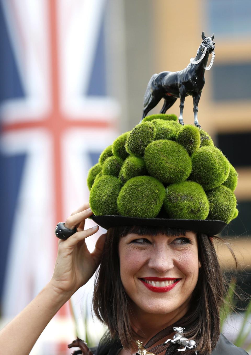 She this hat. Royal Ascot шляпки. Самые необычные шляпы. Эксклюзивные необычные шляпы. Необычные шляпы своими руками.