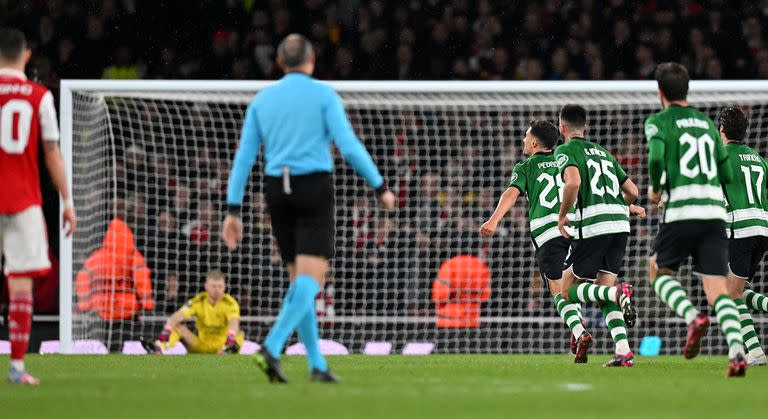 Pedro Goncalves celebera el golazo que anotó ante Arsenal en el Emirates Stadium de Londres