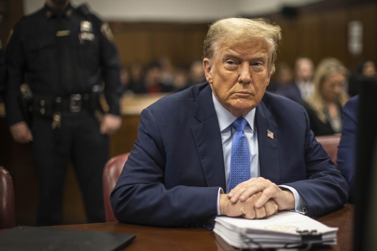 El expresidente Donald Trump se presenta en la sala del tribunal para asistir a su proceso penal en el Tribunal Penal de Manhattan, el viernes 26 de abril de 2024. (Dave Sanders/The New York Times).