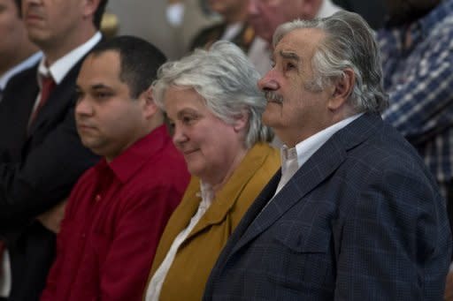 Presidente de Uruguay José Mujica (D) junto a su señora la senadora Lucía Topolansky y el embajador de Venezuela en Uruguay Julio Ramón Chirino (I) en misa en la Catedral de Montevideo por la salud del presidente de Venezuela Hugo Chávez el 13 de diciembre de 2012. (AFP | pablo porciuncula)