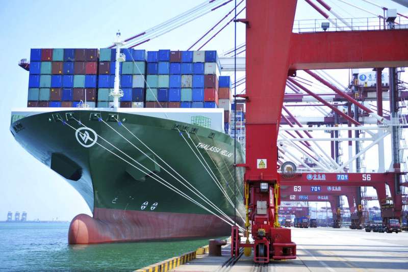 中美貿易戰爆發，圖為中國青島的貨櫃港。（AP）