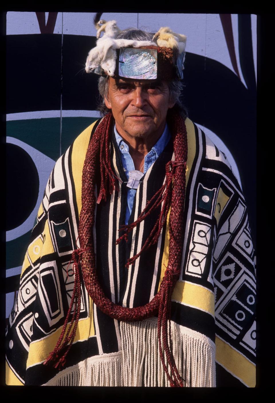 Former 'Namgis Nation chief Bill Cranmer, pictured here in 1999, was instrumental in having some 750 traditional objects returned to the nation from private collections and museums. He died on Wednesday at the age of 85.  (Submitted by U'mista Cultural Centre - image credit)