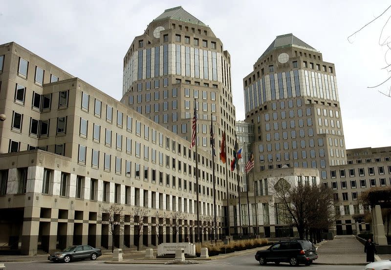 FILE PHOTO: Procter & Gamble's corporate headquarters is seen in Cincinnati, Ohio, January 28, 2005. [P & G anno..
